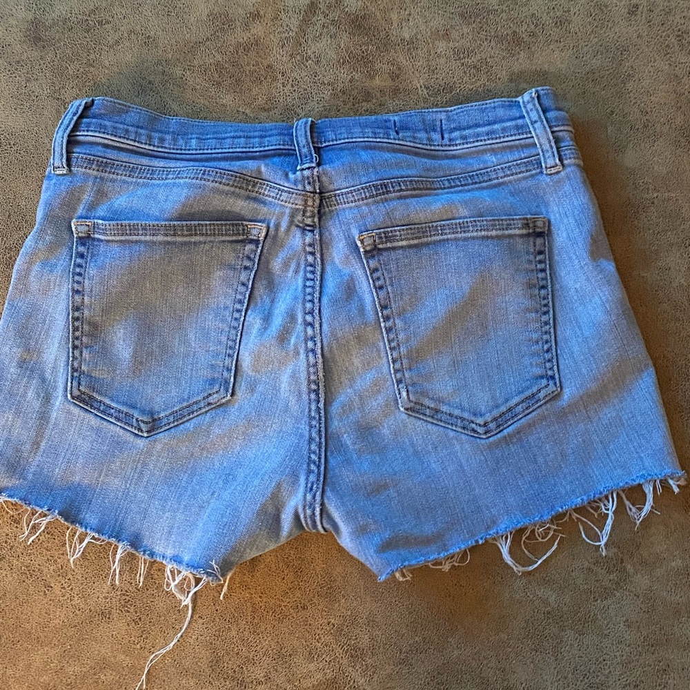 Women’s Gap 30” Resolution Slim Straight Denim Jean Shorts - Picture 2 of 5